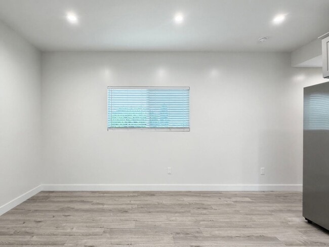 Photo - **5827 Eastbrook Ave Lakewood** Upstairs 1 bedroom 1 bath !! 2 weeks free OAC !!