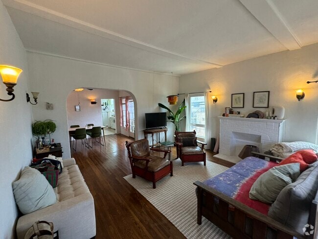 Building Photo - 1876 1/2 S Redondo Blvd Unit 1876 12 Rental