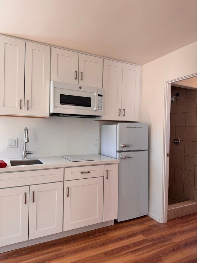Building Photo - Studio with large private patio - Newly Re... Unit 2563 1/2 Wightman Street