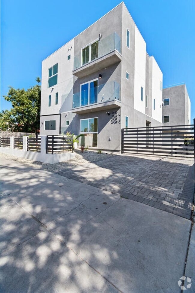 Building Photo - 2636 Virginia Rd Unit 2636 1/2 Rental