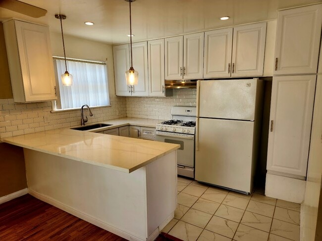 Photo - 7234-7240 Hazeltine Ave