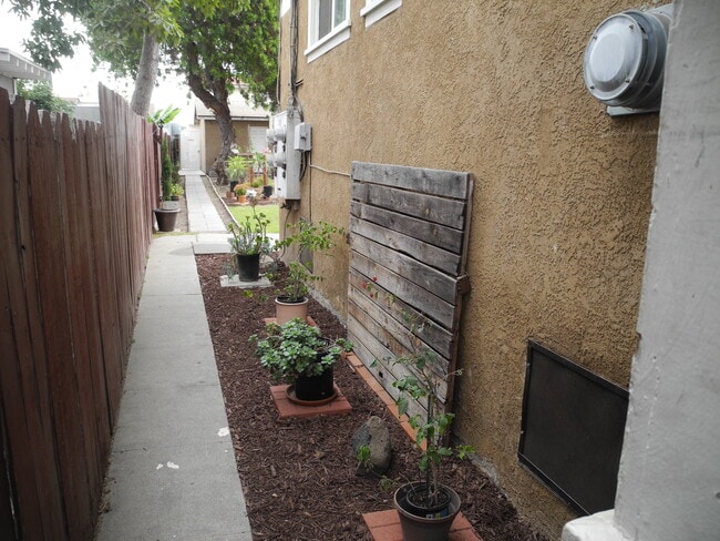 Side leading to garden in rear - 1934 Henderson Ave Unit 1934 Henderson