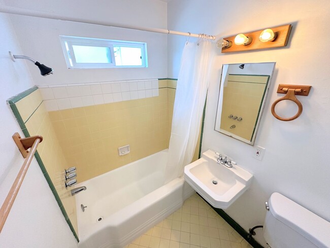 Photo - Corner 1 Bedroom Apartment in Los Feliz!