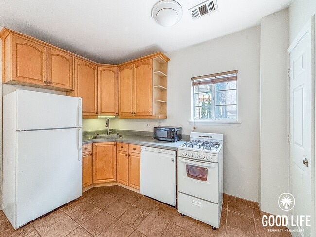 Photo - SD: Comfortable Junior 1BD/1BA Unit in Hillcrest with On-Site Laundry & Shared Courtyard Unit 4323 1/2 Cleveland Ave