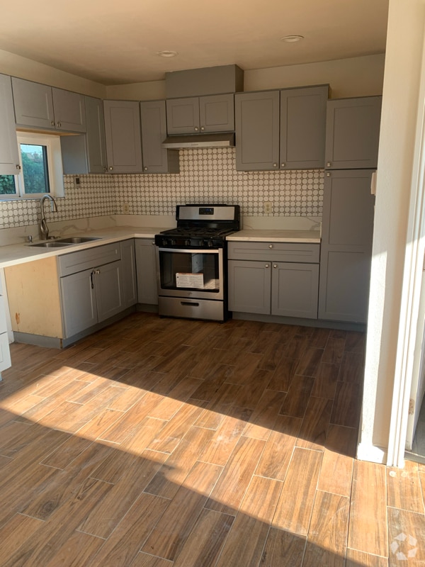 Building Photo - 519 W 219th St Rental