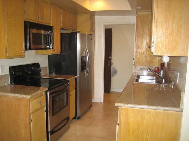 Kitchen - 342 Culver Blvd