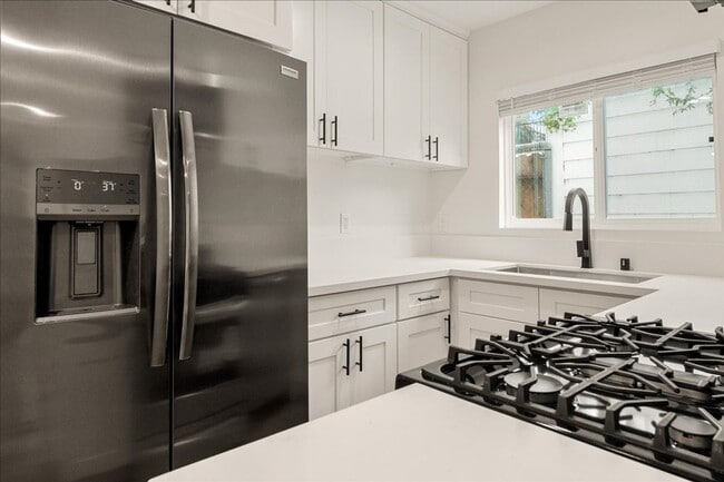 Photo - 1347 N Las Palmas Ave Unit 03