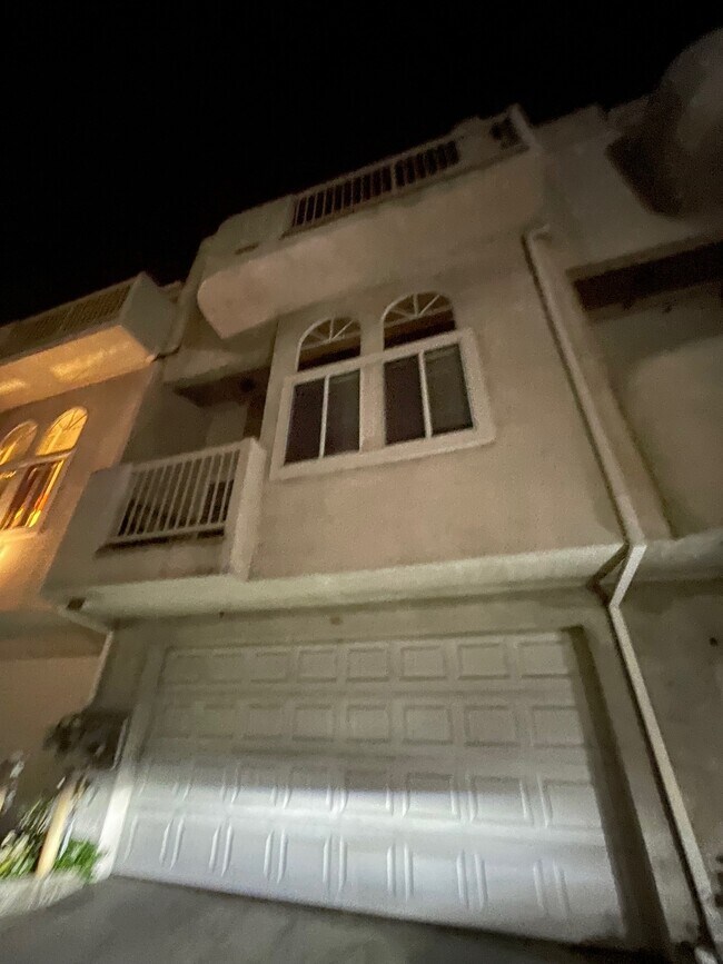 front of townhouse - 999 Figueroa Ter Townhome