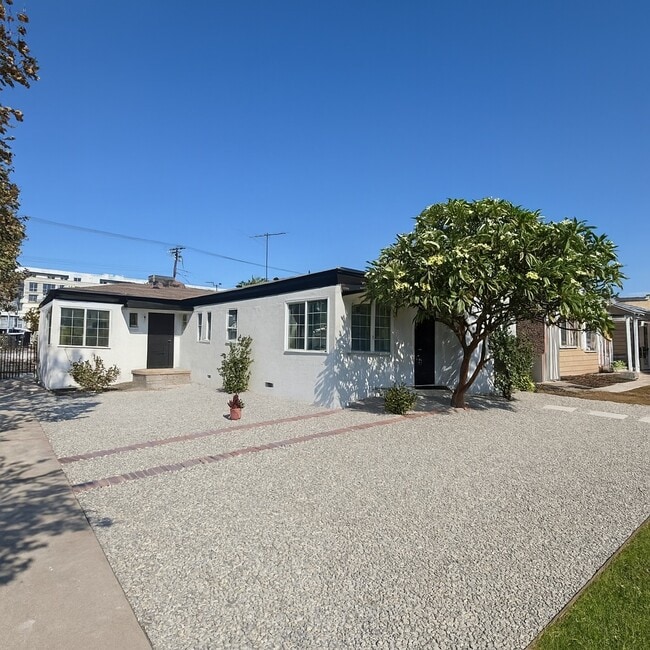 Building Photo - 3043 S Bronson Ave Rental