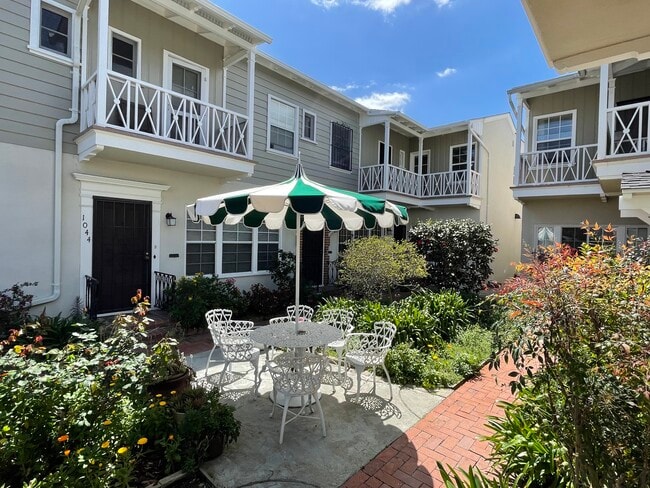 "Melrose Place" style courtyard - 1054 Masselin Ave Townhome