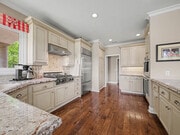 Photo - 520 Ravensbury St
