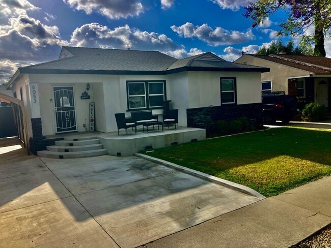 Building Photo - **LAKEWOOD HOME** THREE BEDROOM READY FOR JULY MOVE-IN