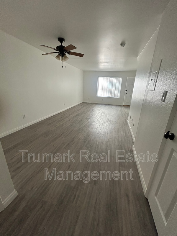 Building Photo - 1122 E Elk Ave Unit #119