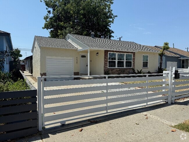 Building Photo - 9936 Rosecrans Ave Rental