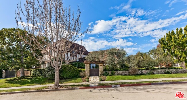 Photo - 201 Tavistock Ave