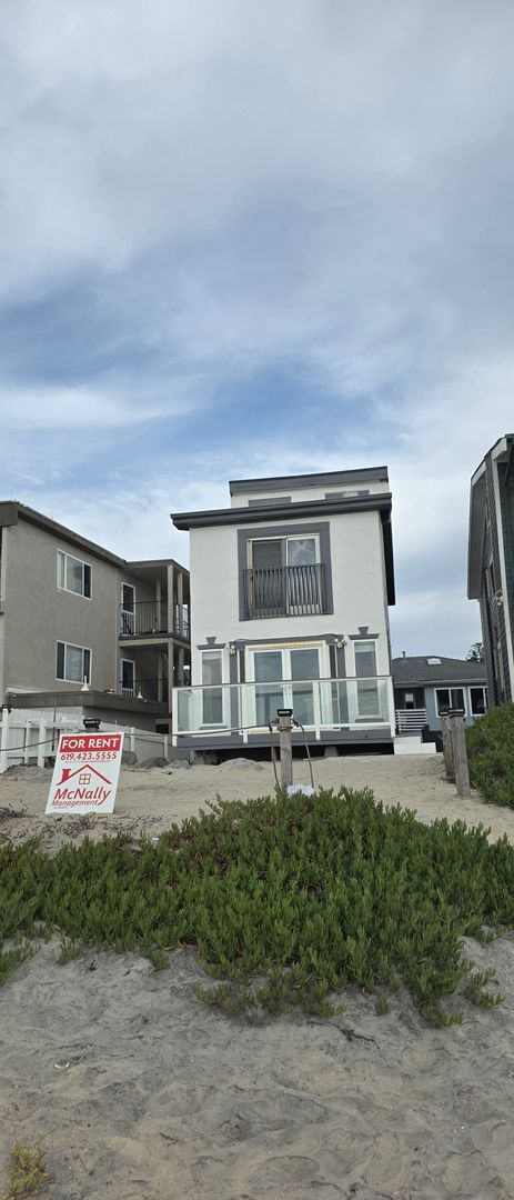 Building Photo - Beachfront 2-Bed, 2.5-Bath House w/2-Car Garage in Imperial Beach