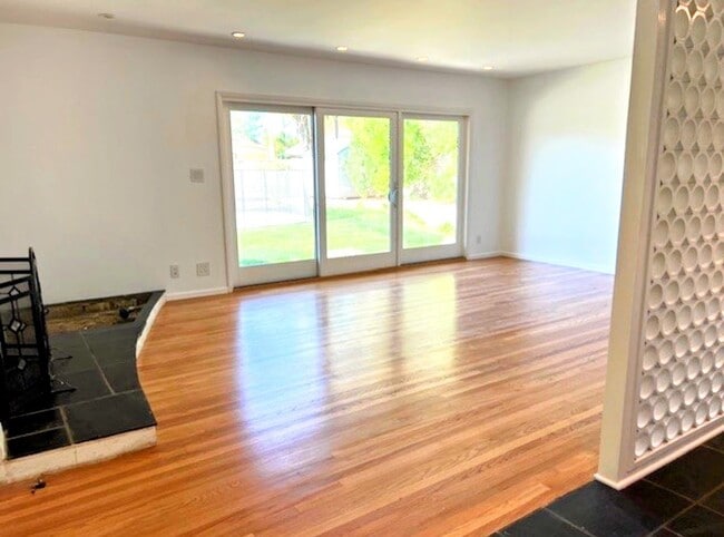 Photo - 9647 Vanalden Ave