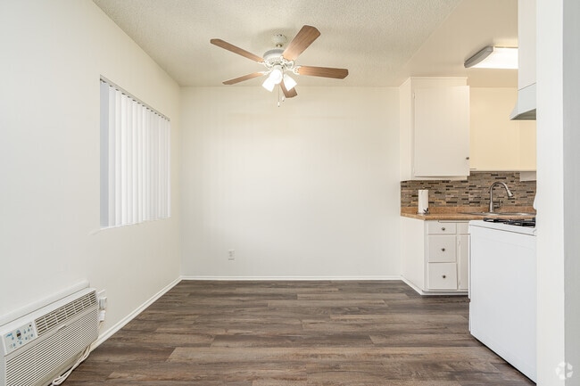 1BR, 1BA - 650SF - Dining Room - 128 W Maple St