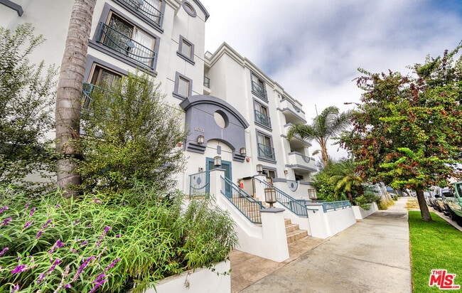 Building Photo - 1621 Barry Ave Unit 203