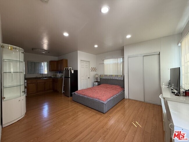 Building Photo - 805 E 21st St Rental