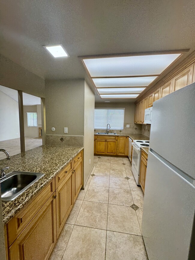 Building Photo - 3882 Radcliffe Ln Unit NA