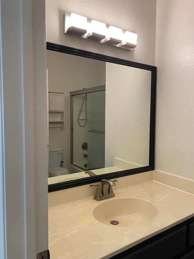 400 bathroom 1 - Manhattan Regency