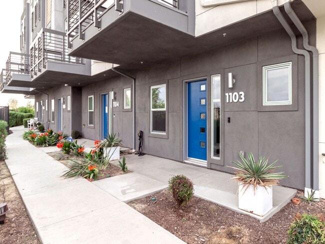 Building Photo - Modern Luxury Condo with Panoramic Views | 3-Story Condo + Private Rooftop Deck