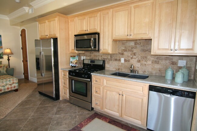 Charming 1 Bed / 1 Bath Duplex Close To Ca... - Charming 1 Bed / 1 Bath Duplex Close To Ca... House