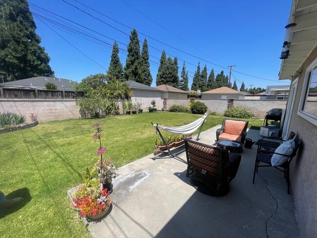 Photo - 5325 Dunrobin Ave