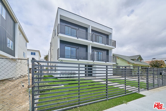 Building Photo - 603 W 41st Pl