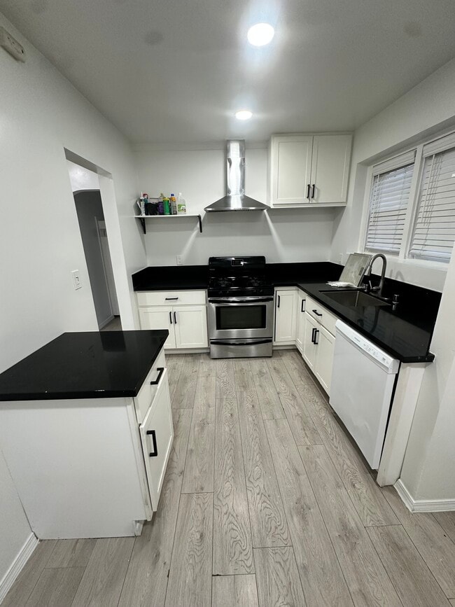 Photo - 556 W 92nd St