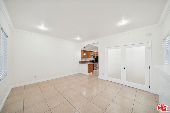 Photo - 6680 De Longpre Ave