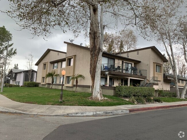Building Photo - Redlands - Lovely 2 Bedroom Unit 16 Rental