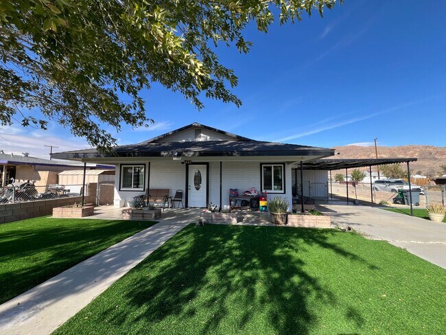 Photo - Beautiful 3 Bedroom 1 Bathroom House with Fenced and Landscaped Yard with All Utilities Included