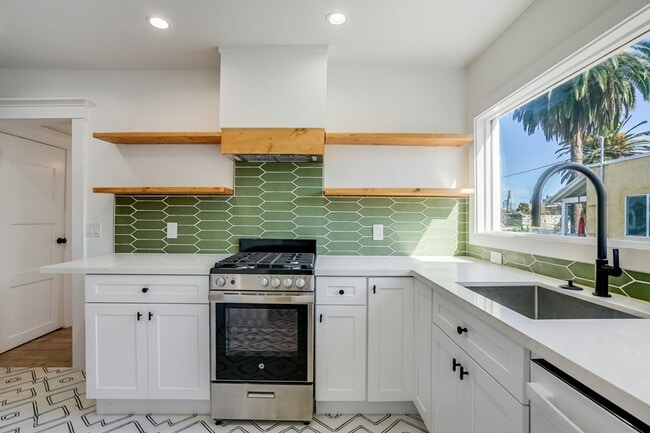Building Photo - 631 N Rampart Blvd Unit 633 N Rampart Blvd