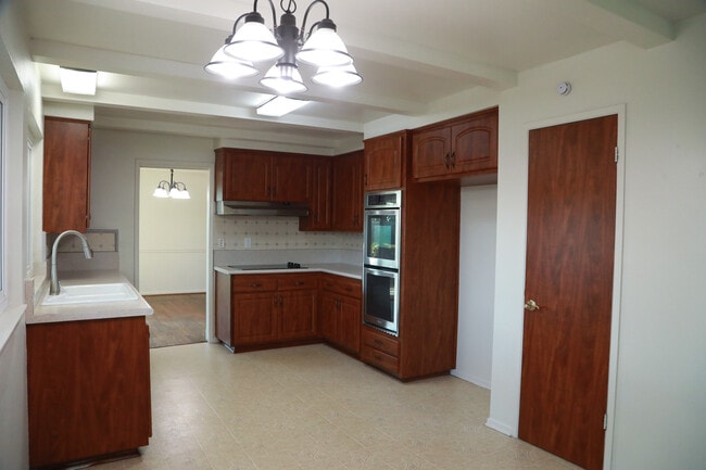 Kitchen - 646 Buttonwood Dr