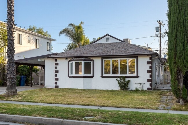 Gorgeous 4-Bedroom Pool Home South of the ... - Gorgeous 4-Bedroom Pool Home South of the ...