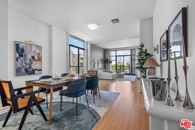 Building Photo - 3223 W 6th St Unit 206