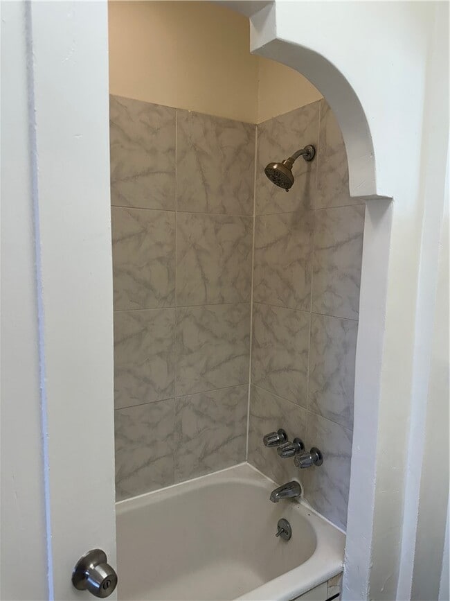 Photo - 527 W 22nd St