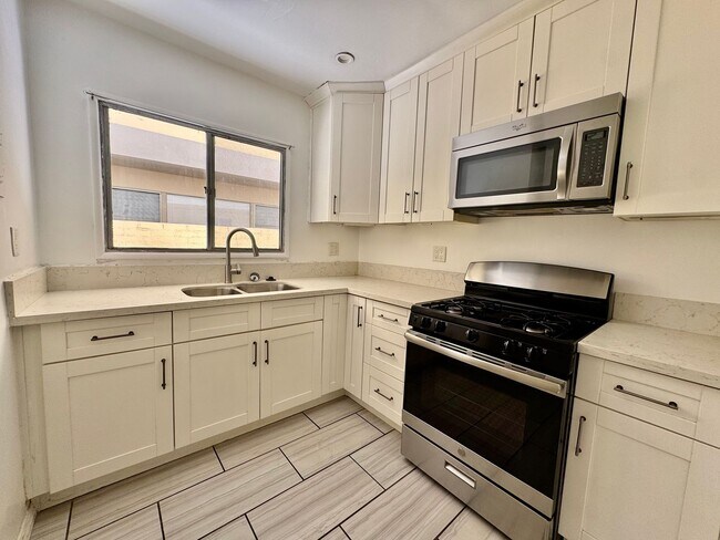 Photo - 337 Rexford Dr Unit 337 S Rexford Dr 2