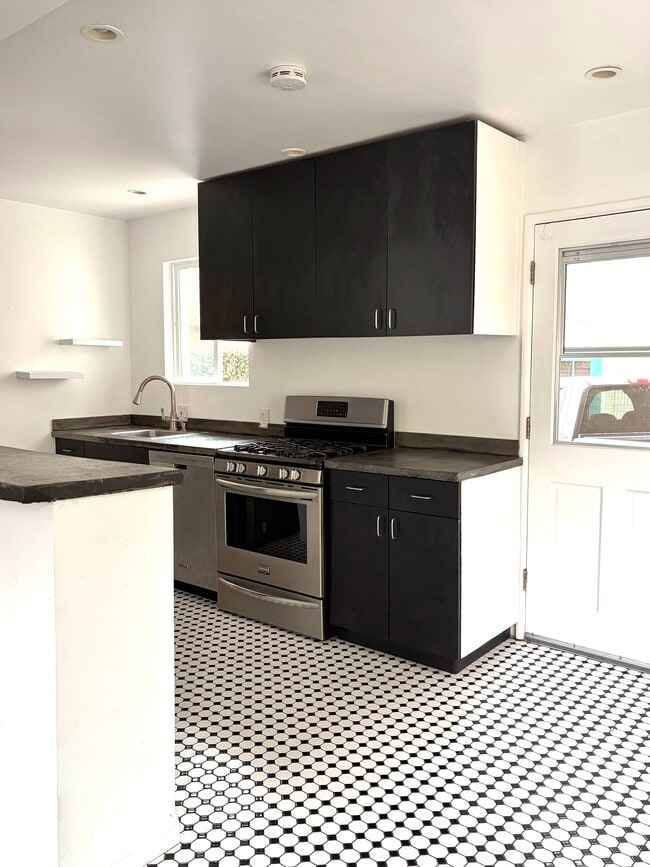 Building Photo - 2304 Voorhees Ave Unit A
