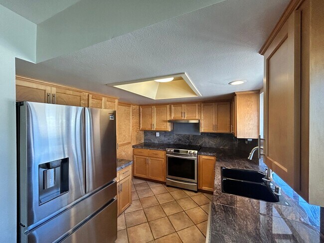 Building Photo - Beautiful 2BD/2.5 BA W/ Attached Garage, AC, and In-Unit Laundry in Pacific Beach!