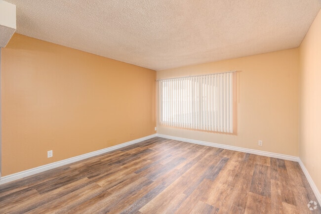1BR, 1BA - 625SF - Living Room - Sherman Grove Apartments