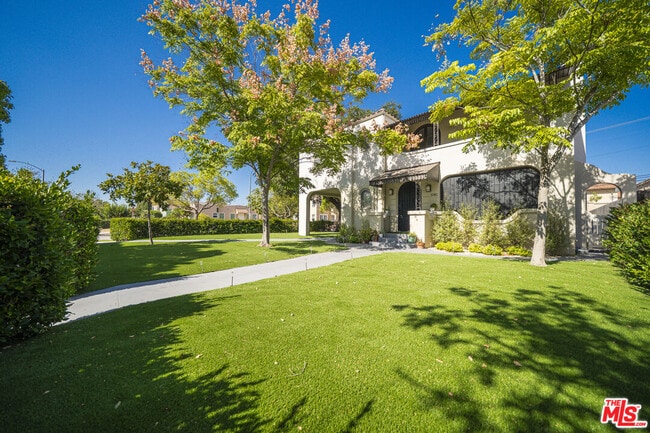 Building Photo - 1083 S Rimpau Blvd Rental