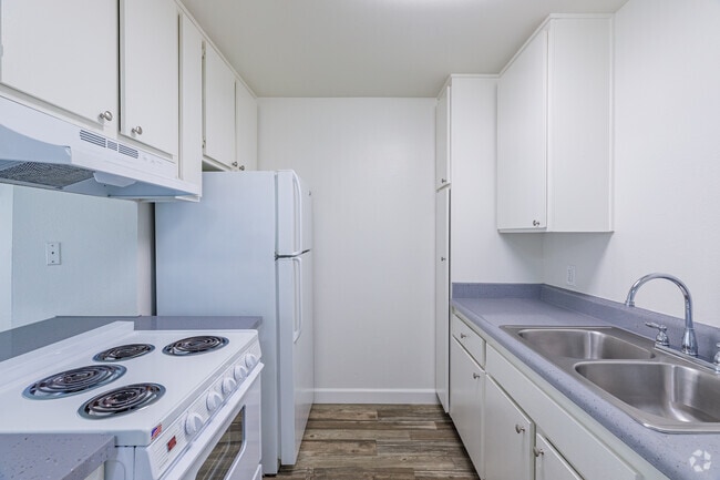 2BR, 1BA - 858SF - Parkwood Gardens