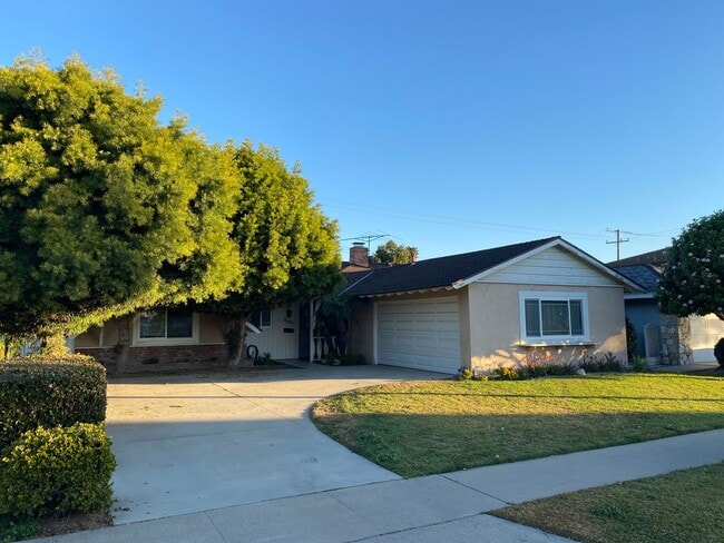 Building Photo - Beautiful 3 bedroom home with pool in Fountain Valley