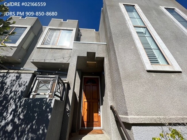 Building Photo - Pasadena 2 Bedroom Townhouse