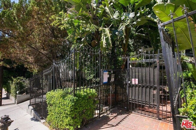 Photo - 1323 N Olive Dr House
