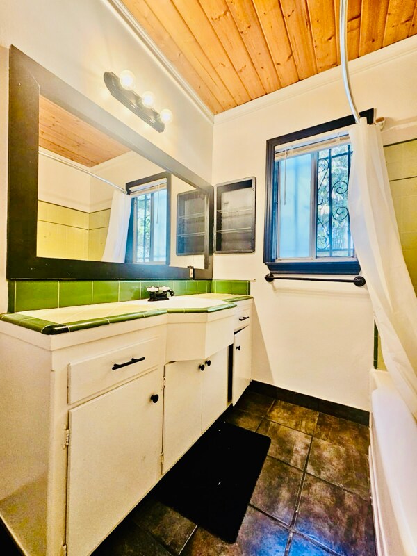 Photo - 1850 N La Brea Ave Unit 5