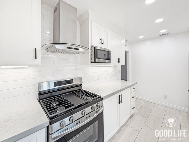 Building Photo - Spacious 3BR/2BA Home with A/C, Heat, Garage & Backyard in Imperial Beach!